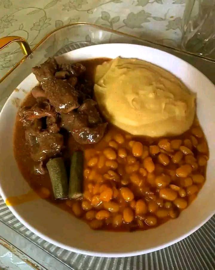 Funge com feijão e carne