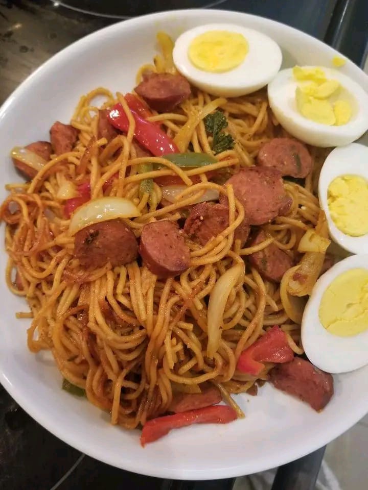 Massa com ovos e salssiha