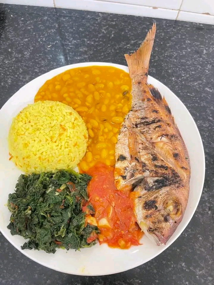 Arroz com feijão e Peixe Grelhado